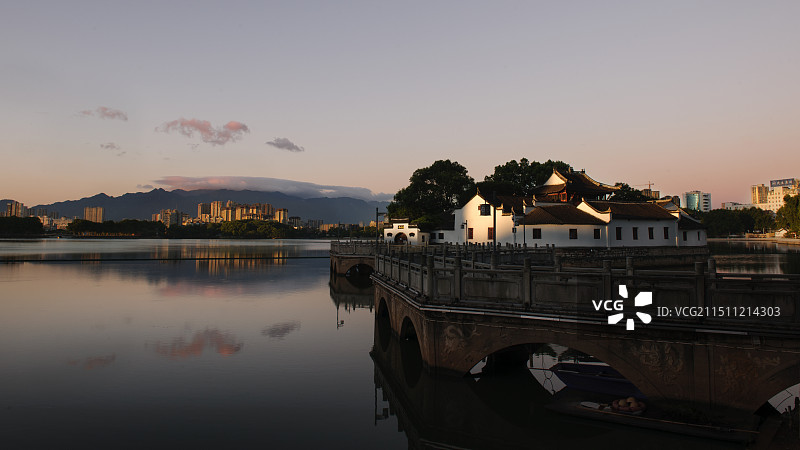 夏日清晨，第一缕阳光照亮烟水亭。图片素材