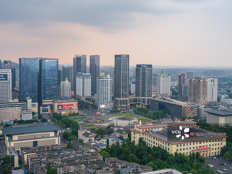 傍晚天府广场和周围的写字楼图片素材