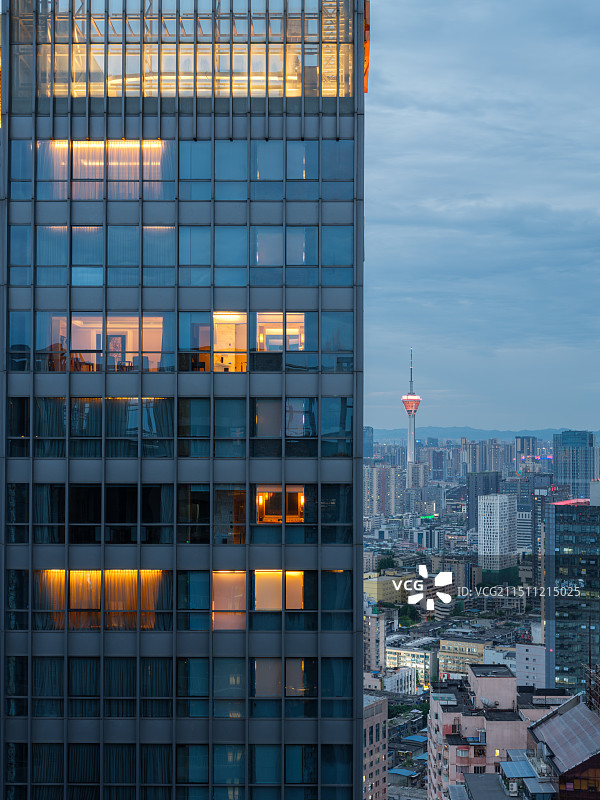 丽思卡尔顿酒店大楼与电视塔同框图片素材