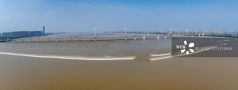 杭州钱塘区下沙大江东江东大桥钱塘江潮水图片素材