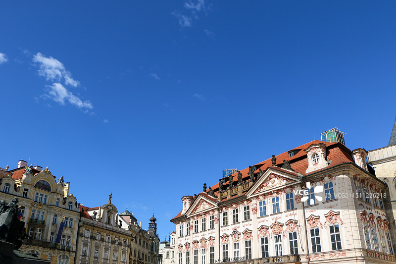 蓝天下建筑物的低角度视图图片素材