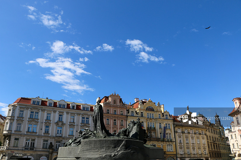 蓝天下教堂的低角度视图图片素材