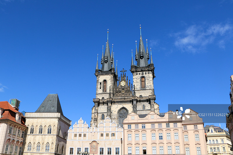 蓝天下教堂的俯视图图片素材