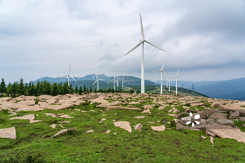 河北赤城沽源冰山梁岩石和大风车图片素材