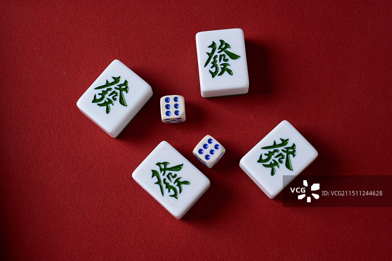 红色桌上的发财麻将图片素材