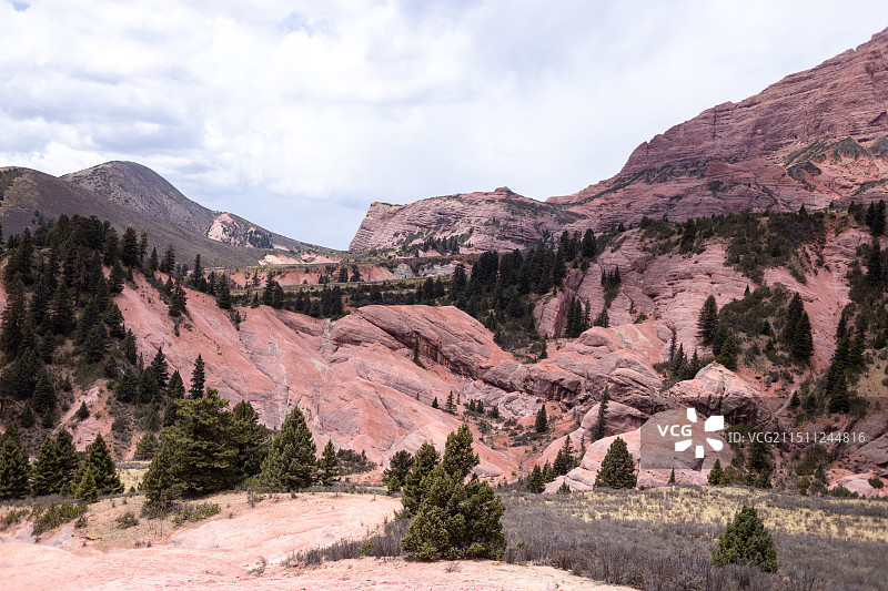 中国四川甘孜州新龙红山景区阿色丹霞，川西高原上的高山丹霞地貌风景图片素材