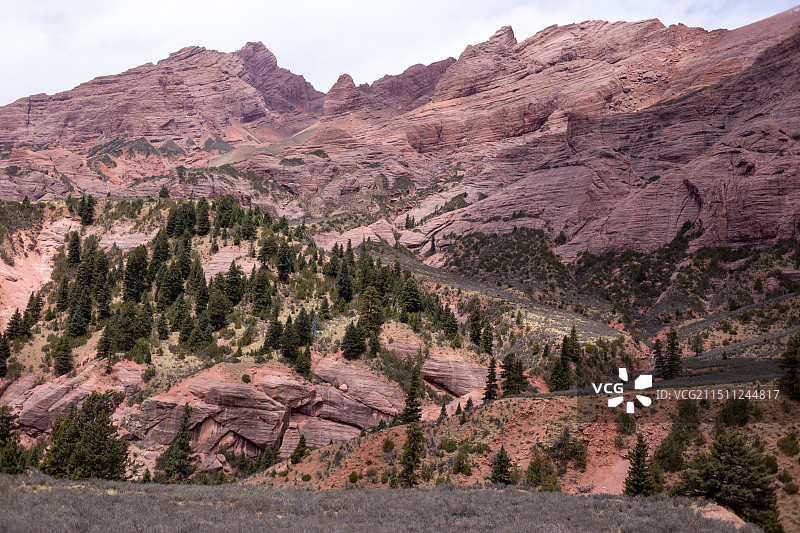 中国四川甘孜州新龙红山景区阿色丹霞，川西高原上的高山丹霞地貌风景图片素材