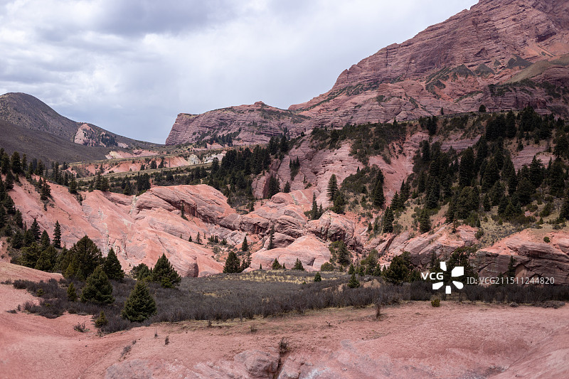 中国四川甘孜州新龙红山景区阿色丹霞，川西高原上的高山丹霞地貌风景图片素材