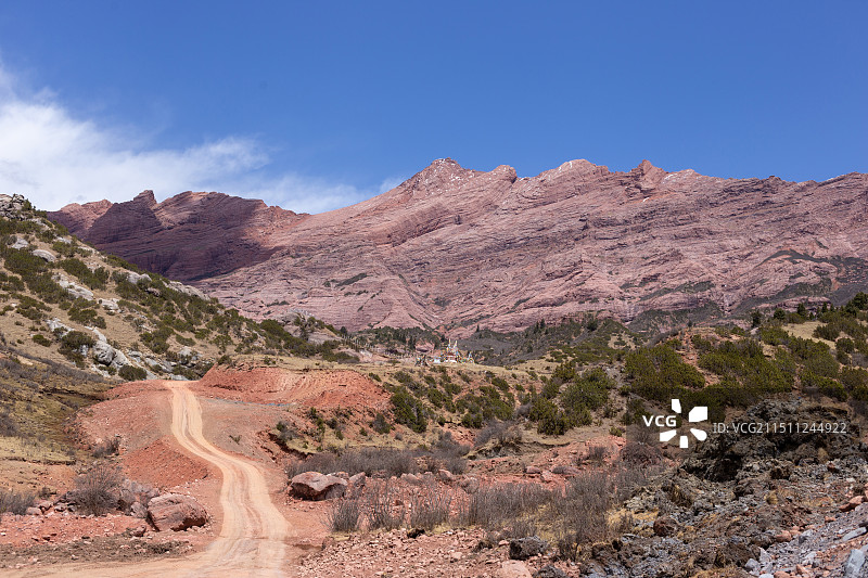 中国四川甘孜州新龙红山景区阿色丹霞，川西高原上的高山丹霞地貌风景图片素材