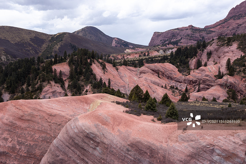 中国四川甘孜州新龙红山景区阿色丹霞，川西高原上的高山丹霞地貌风景图片素材