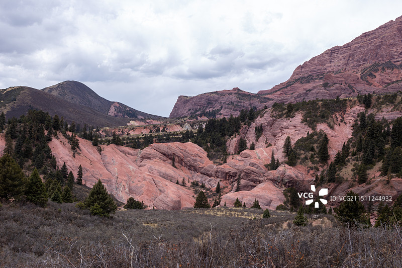 中国四川甘孜州新龙红山景区阿色丹霞，川西高原上的高山丹霞地貌风景图片素材