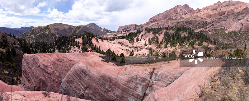 中国四川甘孜州新龙红山景区阿色丹霞，川西高原上的高山丹霞地貌风景图片素材