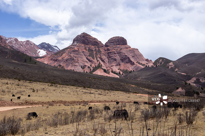 中国四川甘孜州新龙红山景区阿色丹霞，川西高原上的高山丹霞地貌风景图片素材