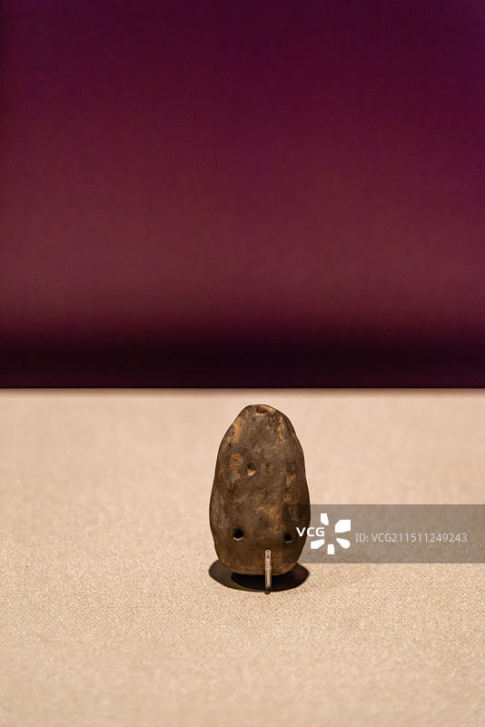 新石器时代仰韶文化灰陶埙图片素材