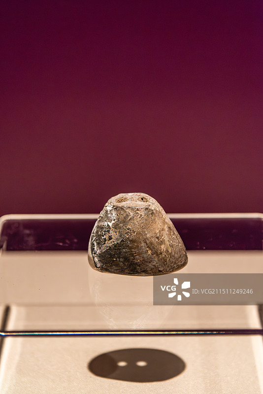 新石器时代仰韶文化灰陶铃图片素材