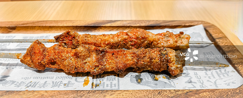 盘子里的烤羊肉串图片素材