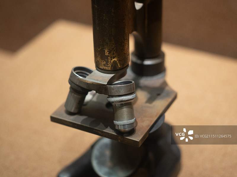 1872年英国制造老式显微镜图片素材