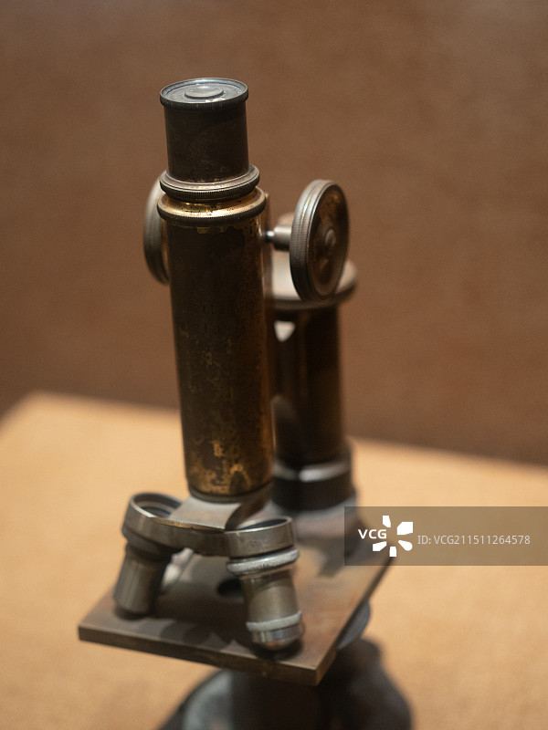 1872年英国制造老式显微镜图片素材