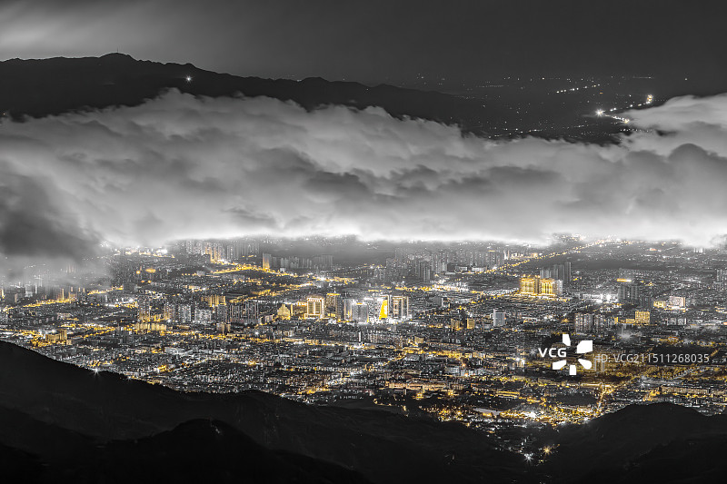 云雾遮罩，夜景如画图片素材