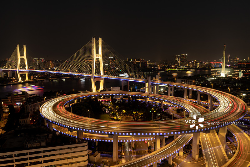 上海南浦大桥夜景灯光车流全景图图片素材