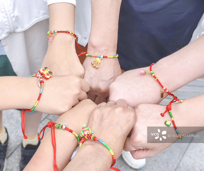 手带端午红绳特写图片素材