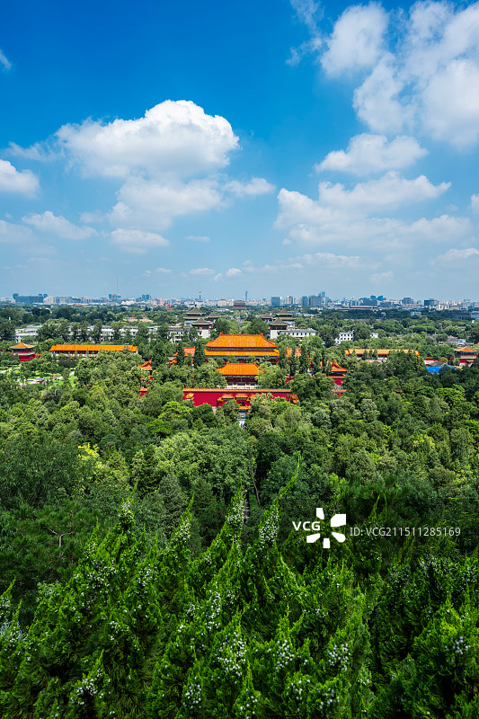 北京中轴线：北中轴线，绿色北京，寿皇殿，鼓楼，奥运五环塔，蓝天白云图片素材