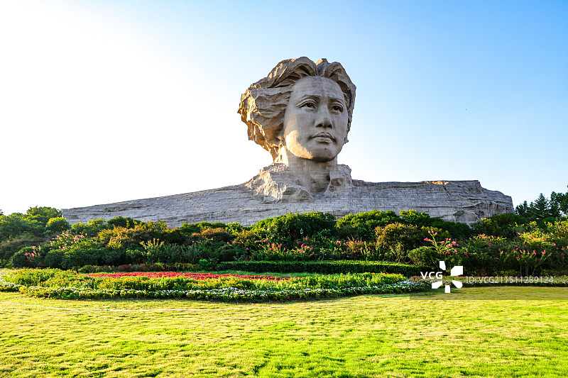 湖南长沙橘子洲头景区青年毛泽东头像雕塑近景图片素材