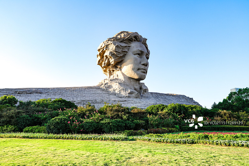 湖南长沙橘子洲头景区青年毛泽东头像雕塑近景图片素材