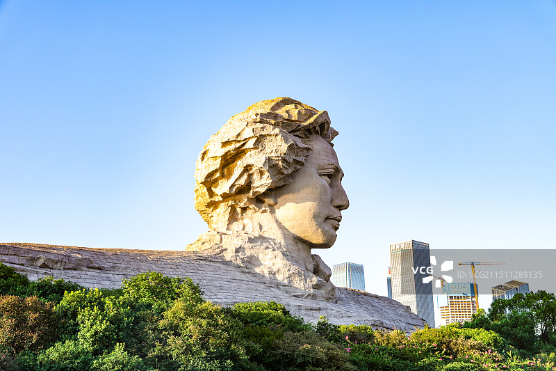 湖南长沙橘子洲头景区青年毛泽东头像雕塑近景图片素材