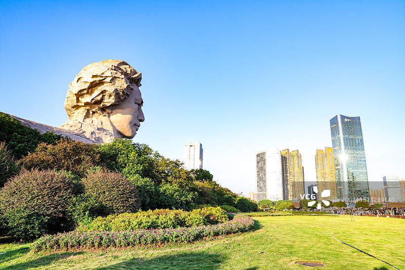 湖南长沙橘子洲头景区青年毛泽东头像雕塑近景图片素材