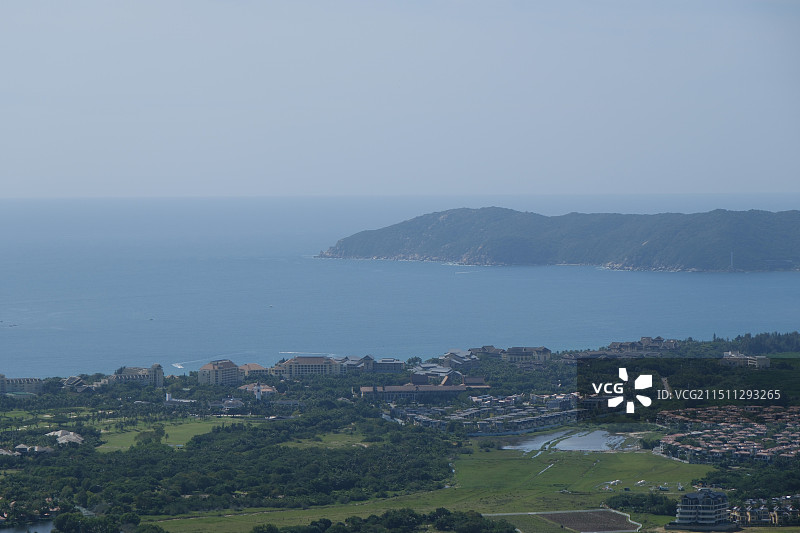 三亚亚龙湾热带天堂森林公园远眺亚龙湾全景图片素材