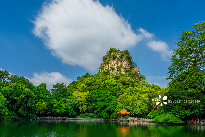 广西柳州古八景之一的鱼峰公园南潭鱼跃风光图片素材