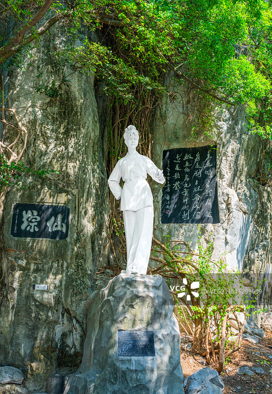 广西柳州鱼峰公园刘三姐塑像，该塑像于1979年落成，采用北京房山汉白玉精雕而成图片素材