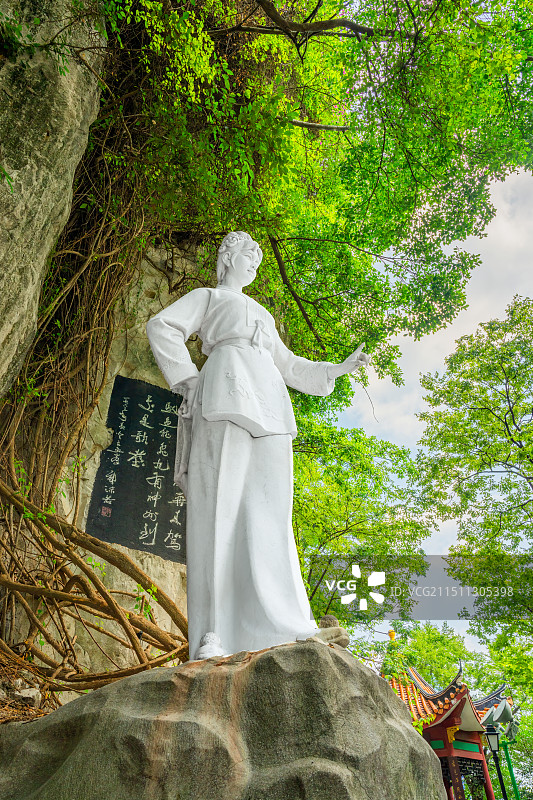 广西柳州鱼峰公园刘三姐塑像，该塑像于1979年落成，采用北京房山汉白玉精雕而成图片素材