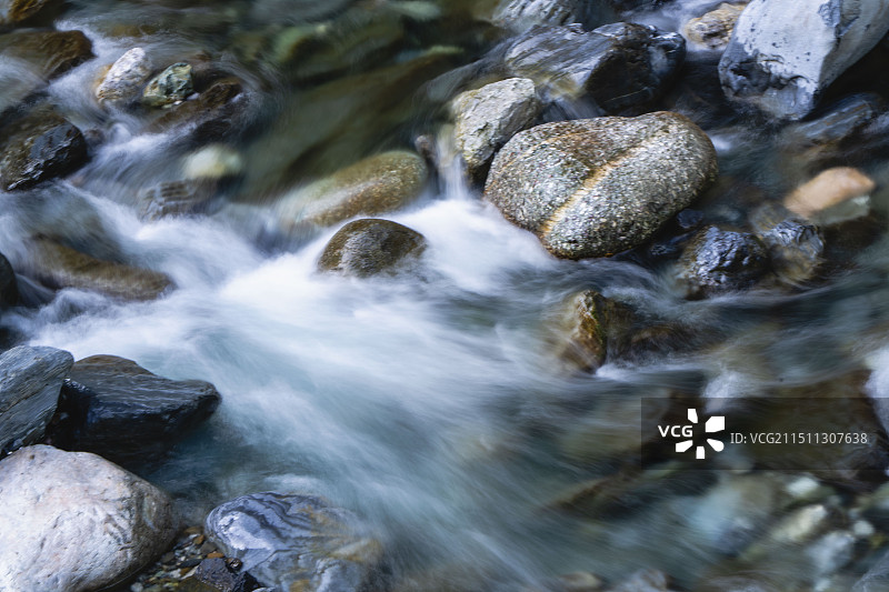 水流过岩石的特写镜头 神农溪纤夫文化旅游区 国家5A景区图片素材