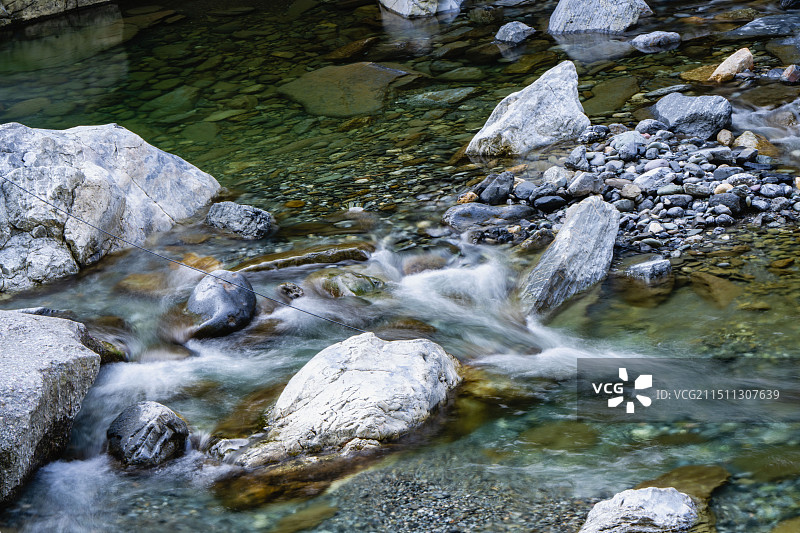 水流过岩石的特写镜头 神农溪纤夫文化旅游区 国家5A景区图片素材