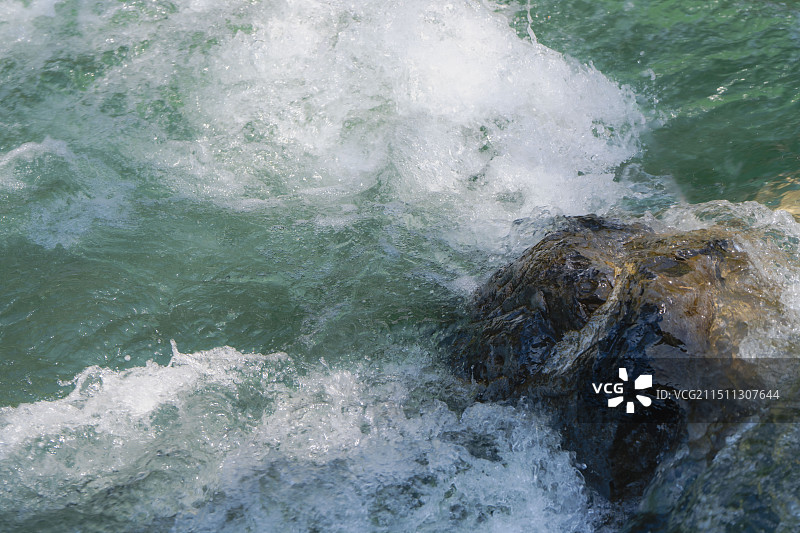 水流过岩石的特写镜头 神农溪纤夫文化旅游区 国家5A景区图片素材