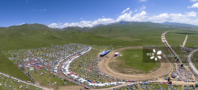 若尔盖县黄河河曲马赛马节现场草原蓝天航拍图片素材