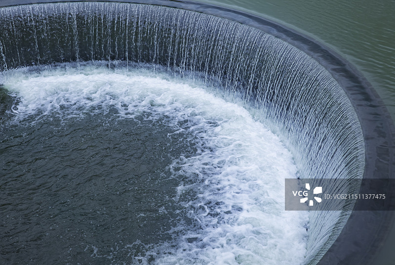 半圆形瀑布--英山县老屋湾拦河堰七拱圈图片素材