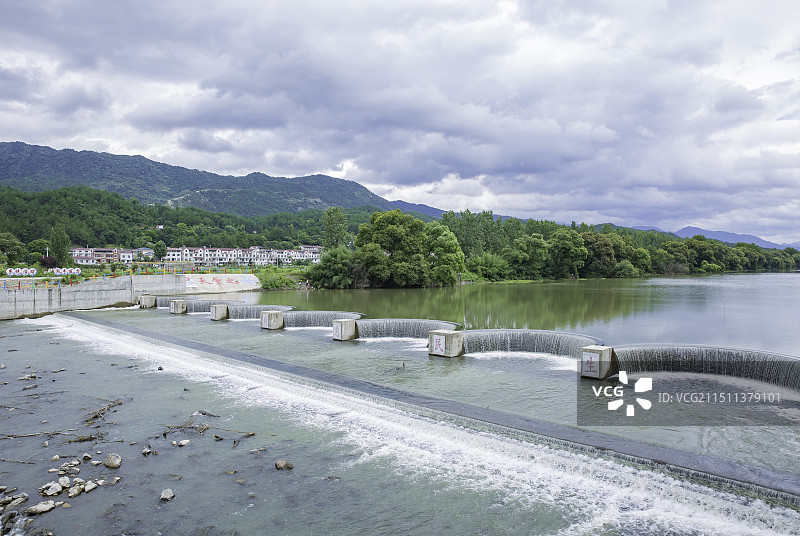 两道拦河堰美景--英山县老屋湾拦河堰图片素材