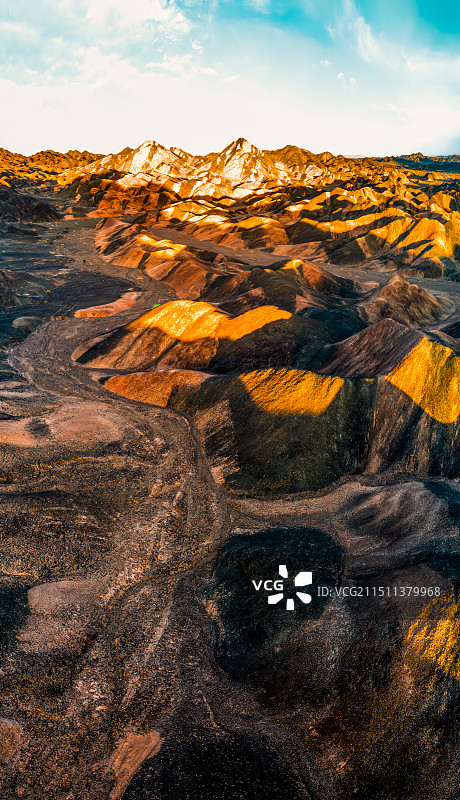 夕阳下的五彩山图片素材