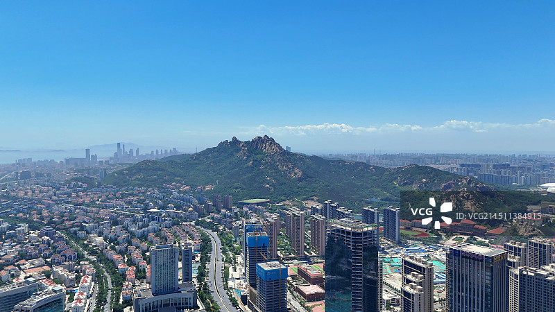 青岛浮山脚下的崂山区城市建筑全景图片素材