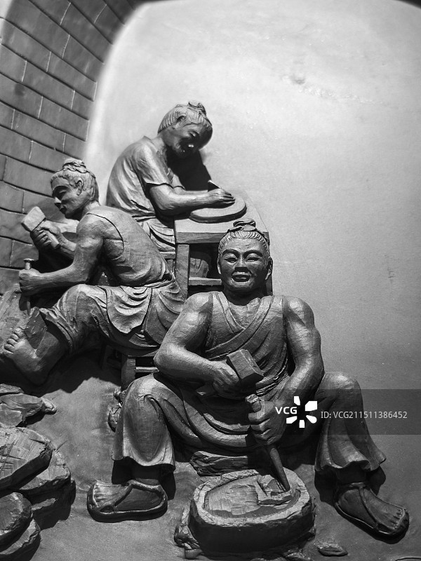 雕像低角度视图图片素材