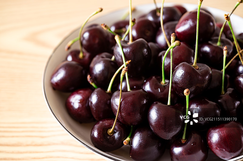一盘颗粒饱满的车厘子樱桃图片素材