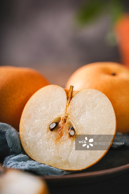 暗调静物美食影棚拍摄秋日润燥生津止咳水果多汁的秋月梨图片素材