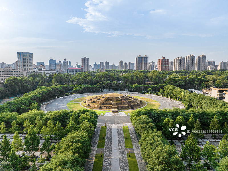 航拍西安天坛古建筑都市风光图片素材