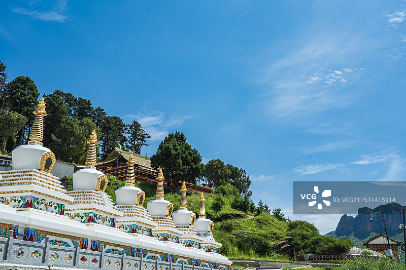 甘肃甘南碌曲县郎木寺白塔景观图片素材