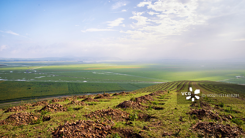 阳光透过云层草原晨光图片素材