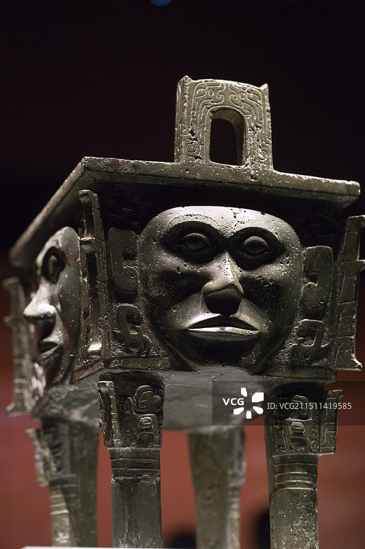 商代青铜器 人面铜方鼎图片素材