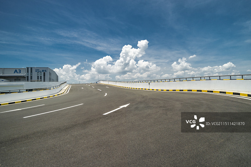 海口综合保税区新落成的国际物流仓储中心内部道路图片素材